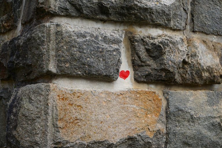 Quiet Deception in Love: How Omitted Truths Damage Trust