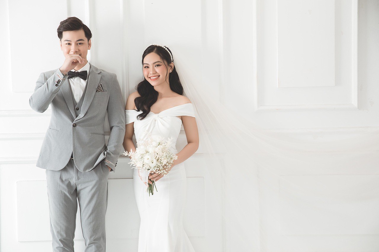 Getting Married Young: A Clear Look at Promise, Pitfalls, and Timing