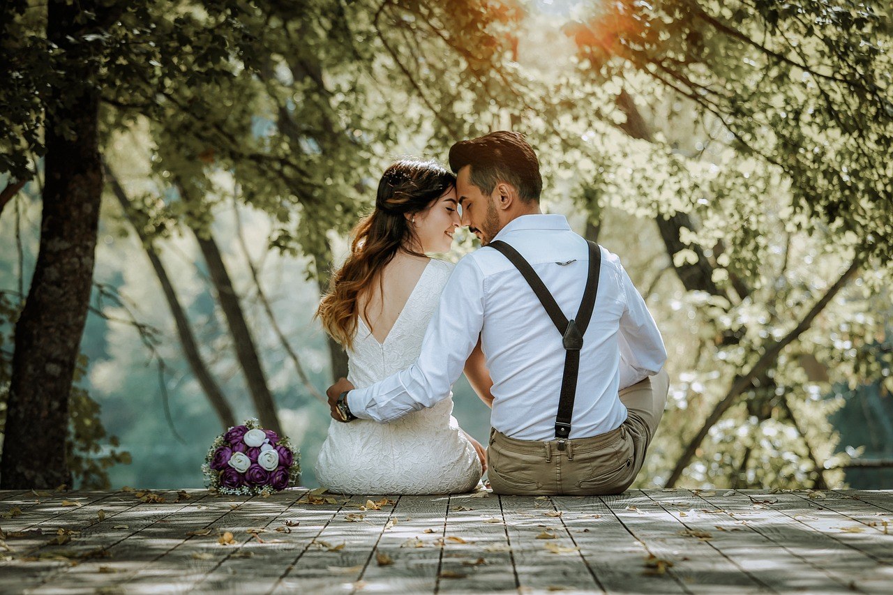 When a Married Woman Turns Up Heat: Reading Signals and Choosing Your Next Move