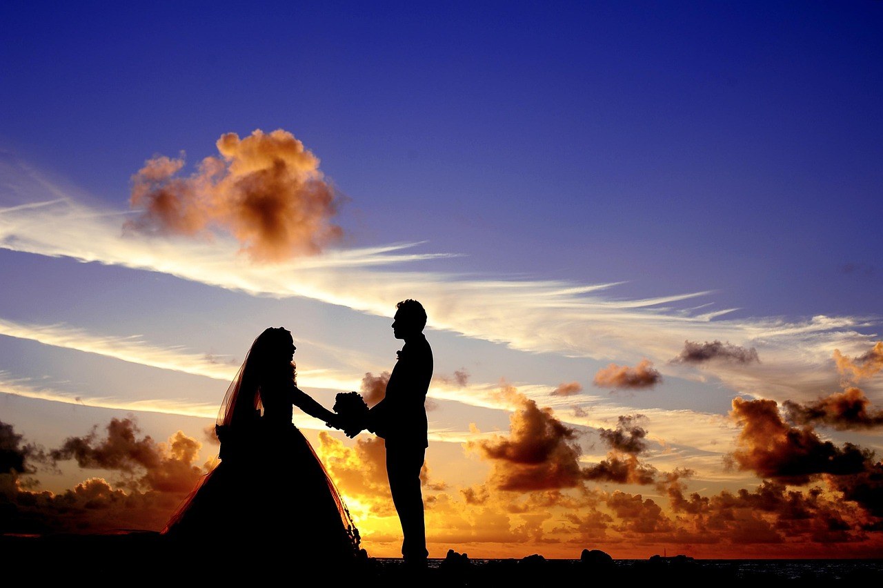 Past the Honeymoon: Navigating the Mid-Relationship Itch and Rekindling Connection