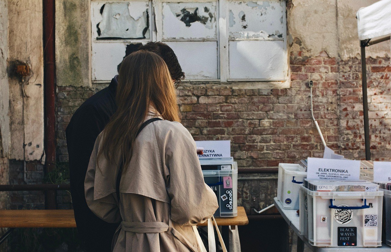 Small Signs, Big Warmth: The Art of Pebbling in Modern Romance