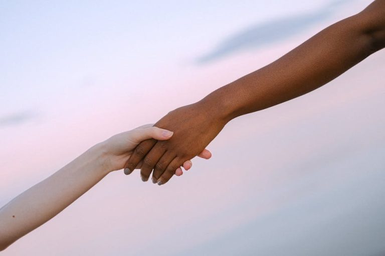Reading Mixed Signals: How to Spot When Someone Is Leading You On