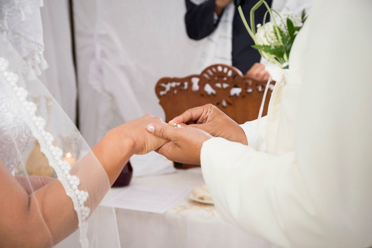 Attraction Appears During Commitment - A Calm Guide to Handling It
