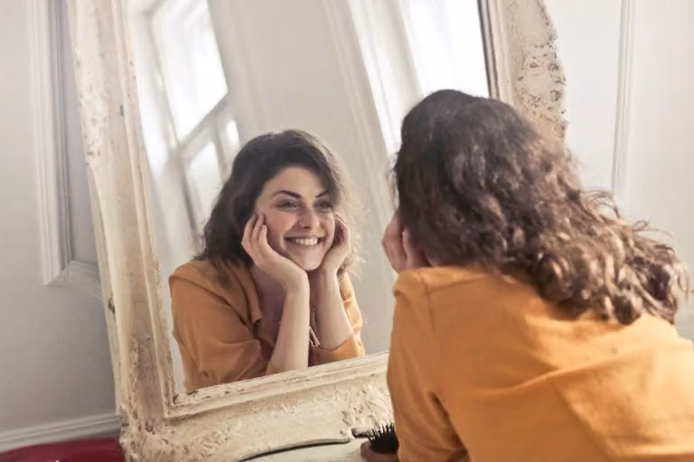 Flirt With the Lens: Confident Poses and Smart Tips for Standout Selfies
