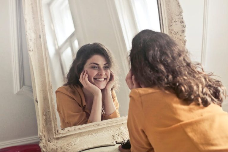 Flirt With the Lens: Confident Poses and Smart Tips for Standout Selfies