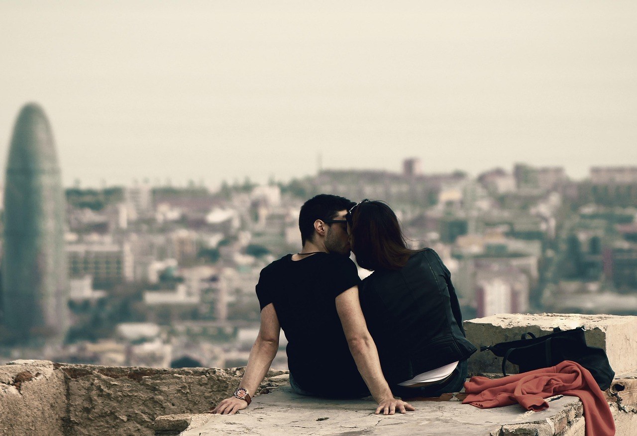 Why Your Long-Distance Flirtationship Is Fizzling Out