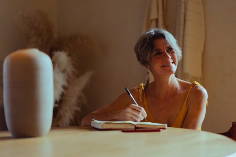 Quiet Meets Bright - A Guide for the Introvert to Date an Extrovert Without Burnout