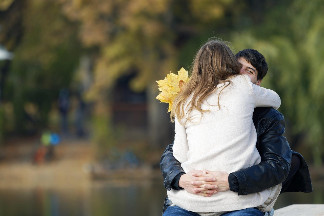 Red Flags That Reveal a Suffocating Partner and How to Steer Clear