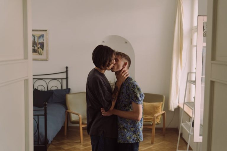 Reading the Room: How to Recognize Orientation Cues and Navigate Love with Care