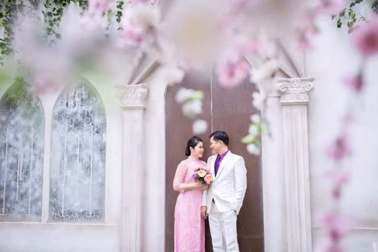 Why Women Gravitate Toward Men in Frames