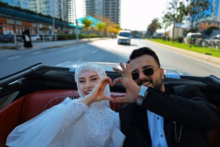 Clear Signals He’s Into You Over Text and Ready to Go Deeper