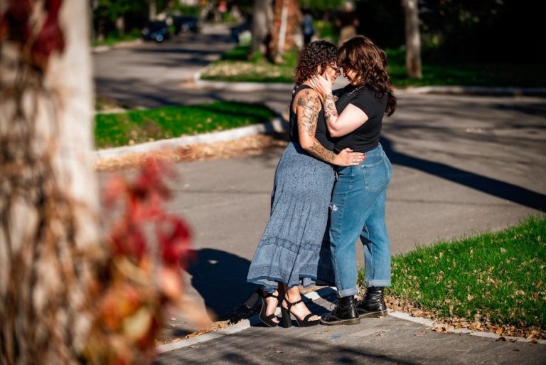 The Appeal of Rescue Dynamics: What Makes Help Requests So Compelling