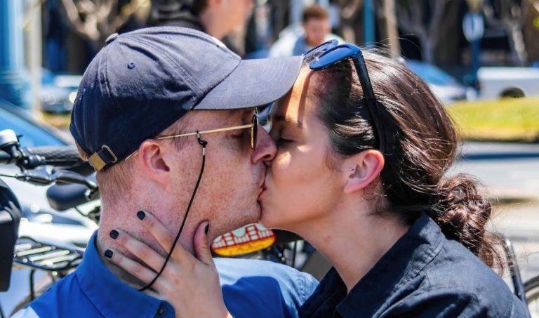 When Affection Turns Frustrating: Girlfriend Habits That Push Him Toward Personal Space